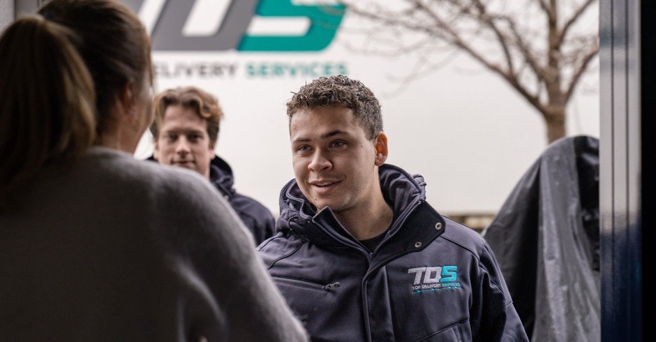 Bezorger bij klant aan deur